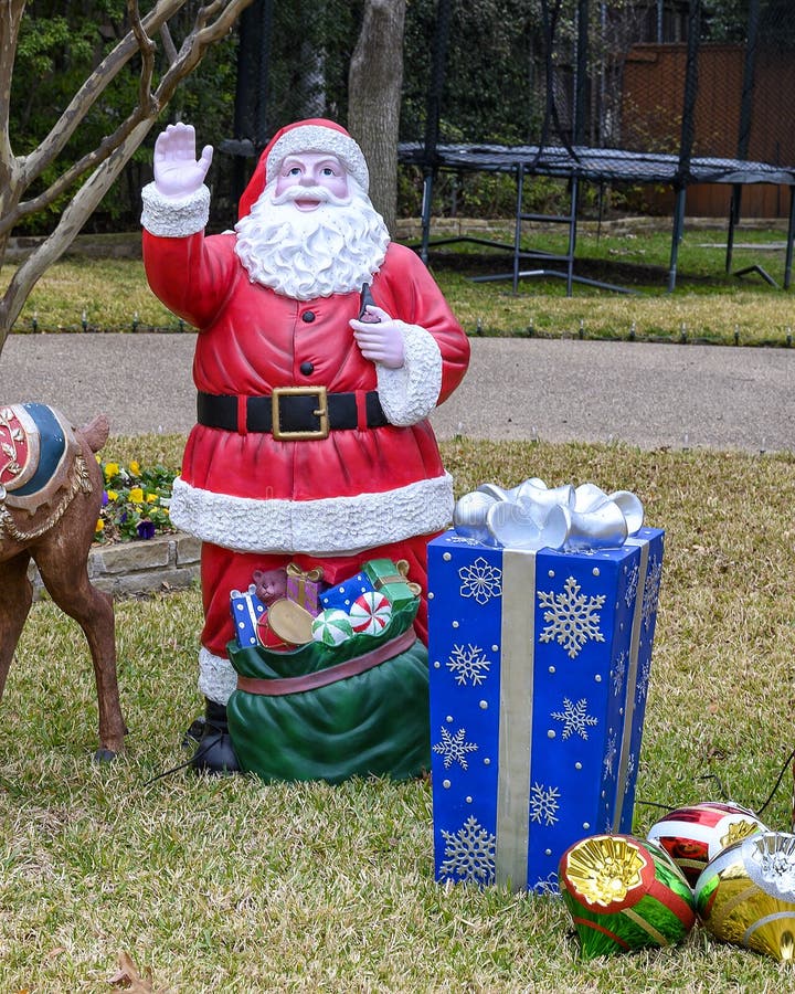 Todo mundo sabe que, todo Natal, o Papai Noel entrega presentes para t