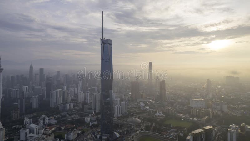 Exibição aérea hiperlapso 4k vídeo do centro da cidade de kuala lumpur durante o nascer do sol