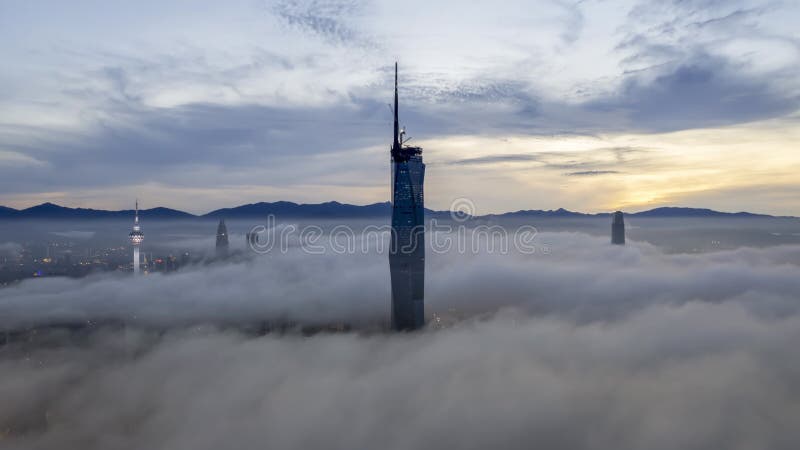 Exibição aérea hiperlapso 4k vídeo do centro da cidade de kuala lumpur durante o nascer do sol