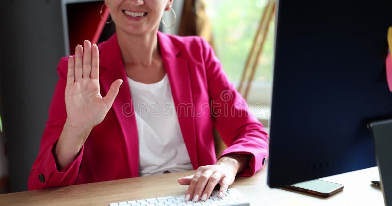 Exitosa mujer de negocios en el cargo alzando la mano en gesto de bienvenida