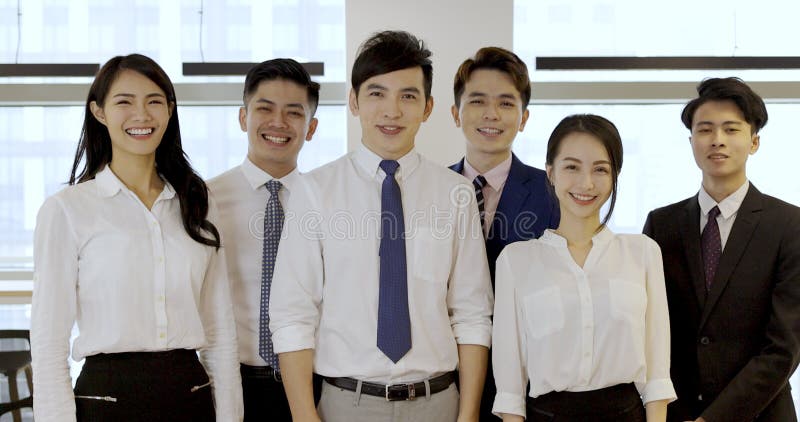 Exitoso equipo de negocios asiático mostrando aprobación metrajes
