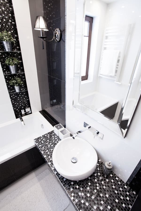 Exklusives kleines Badezimmer lizenzfreie stockfotos
