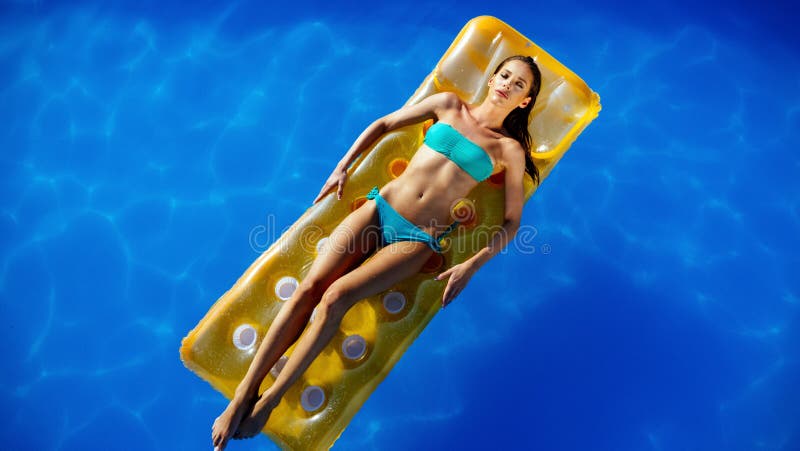 Exotische mooie en vrouw die zonnebaden zwemmen royalty-vrije stock foto Exotische mooie en vrouw die zonnebaden zwemmen royalty-vrije stock foto
