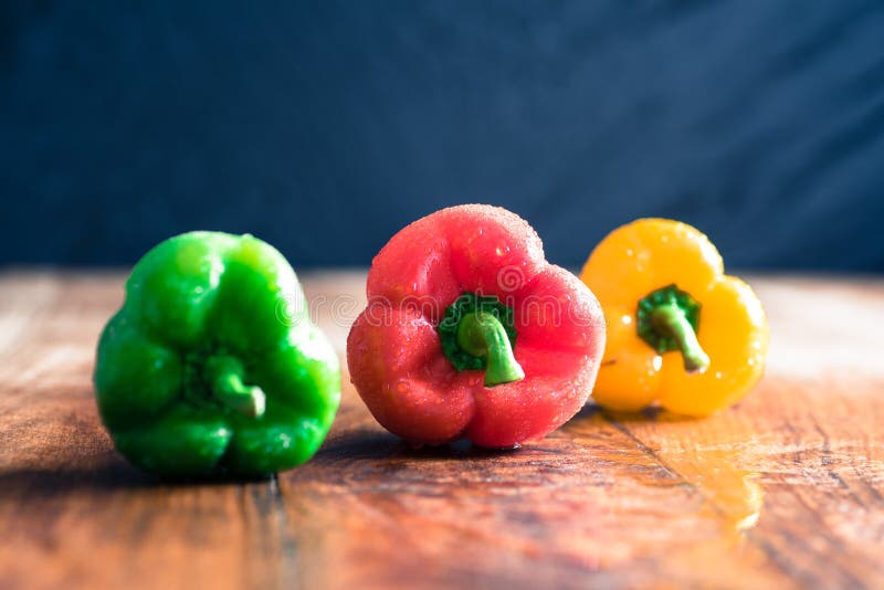 Exotisk mat - gul, grön och röd kapsicum arkivbild Exotisk mat - gul, grön och röd kapsicum arkivbild