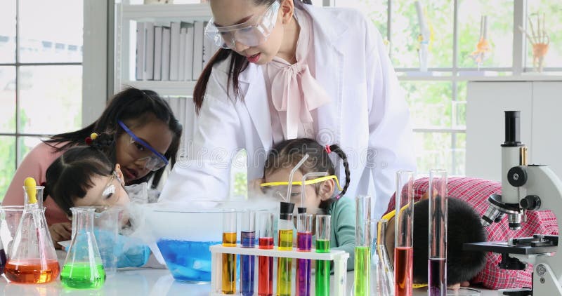 Exp? rience de la Science dans la classe de laboratoire clips vidéos