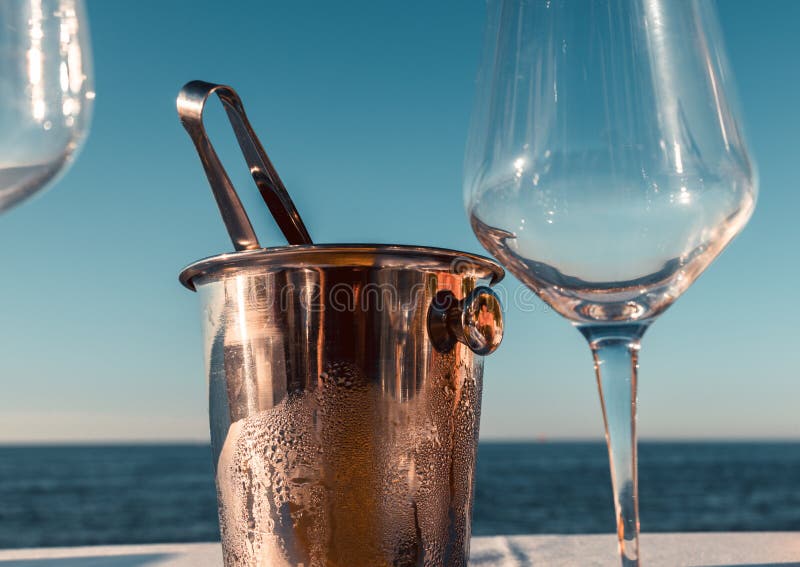 https://thumbs.dreamstime.com/b/expensive-dinner-sunset-beach-restaurant-amazing-sea-view-close-up-ice-bucket-tongs-empty-wine-chalices-191173815.jpg