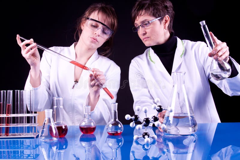 Ученый ассистент. Ассистент ученого. Женщины научные работники. Фото ученых мужчина и женщина. Красавец ученый и ассистентка арт.