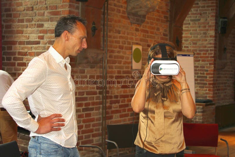 Experiencia de la realidad virtual de la mujer, Países Bajos imágenes de archivo libres de regalías Experiencia de la realidad virtual de la mujer, Países Bajos imágenes de archivo libres de regalías