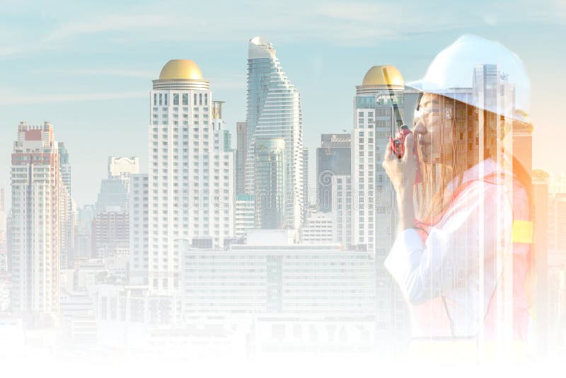 Experiencia profesional asiática de las mujeres de la exposición doble y electricista profesional profesional del ingeniero imágenes de archivo libres de regalías