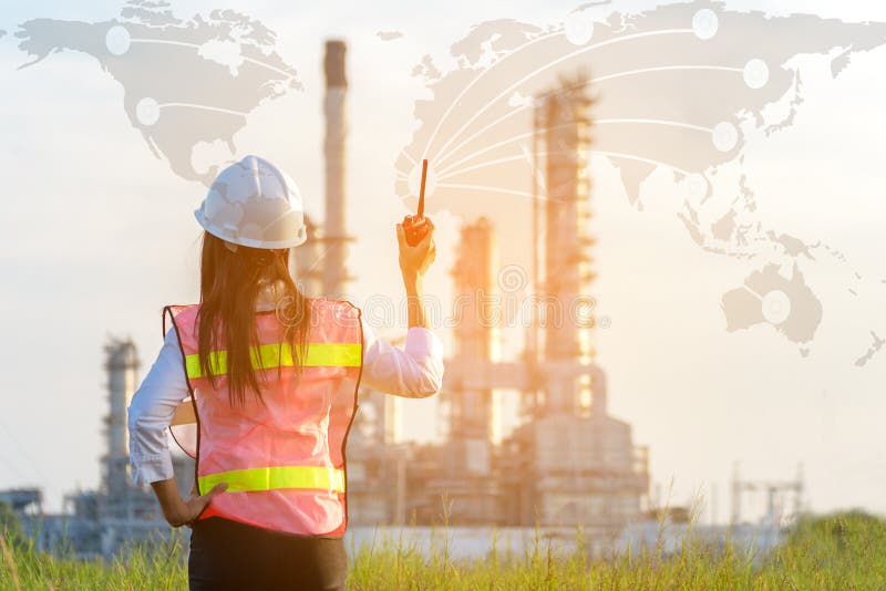 Experiencia profesional asiática de las mujeres y electricista profesional profesional del ingeniero con control de seguridad en foto de archivo libre de regalías