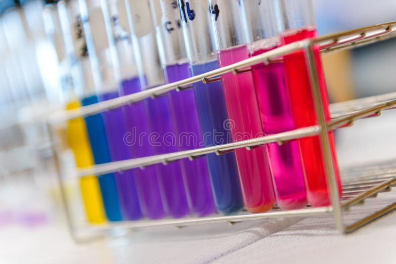 Experimenten in chemielaboratorium Reageerbuizen met kleurrijke vloeistoffen stock afbeelding Experimenten in chemielaboratorium Reageerbuizen met kleurrijke vloeistoffen stock afbeelding