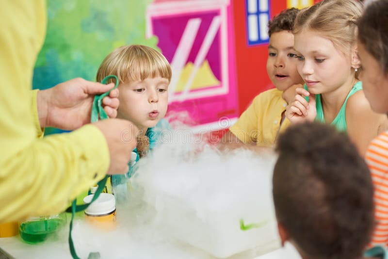 Crianças Brincando Com Comida Plástica Na Creche. Imagem de Stock - Imagem  de divertimento, infância: 172690763