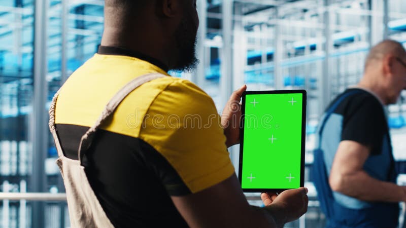Expert en usine intelligente à l'aide d'une tablette à écran vert pour tester les systèmes automatisés clips vidéos