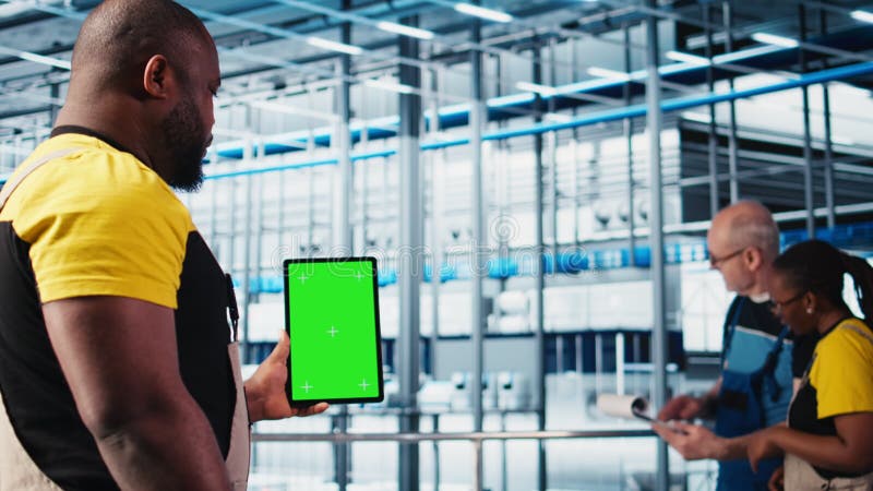 Expert en usine intelligente à l'aide d'une tablette à écran vert pour tester les systèmes automatisés banque de vidéos