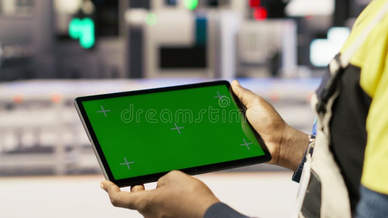 Expert Smart factory utilise une tablette verte pour implémenter des workflows automatisés clips vidéos