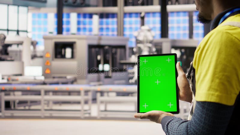 Expert Smart factory utilise une tablette verte pour implémenter des workflows automatisés banque de vidéos