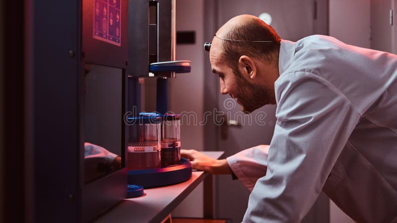Expirienced-Uhrmacher arbeitet mit Autoklav an seinem eigenen Studio stockbilder Expirienced-Uhrmacher arbeitet mit Autoklav an seinem eigenen Studio stockbilder