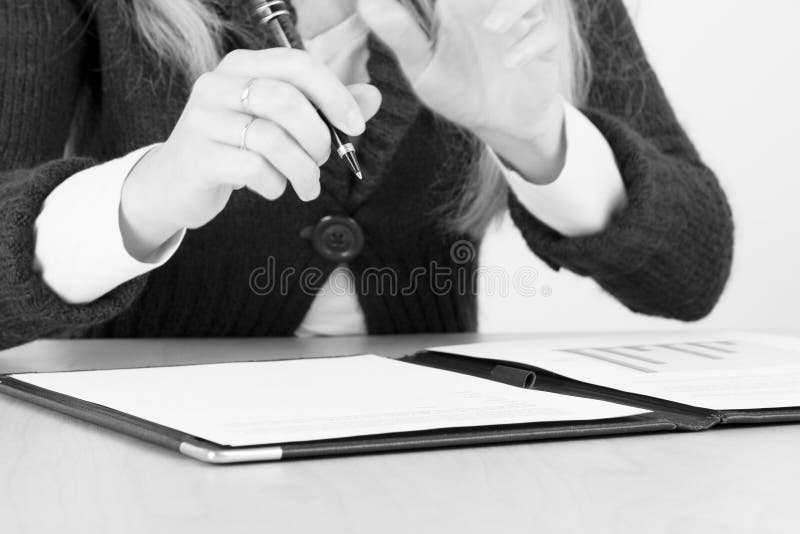 Una mujer vivir conmovedor su manos durante discusión concentrarse sobre el bolígrafo.