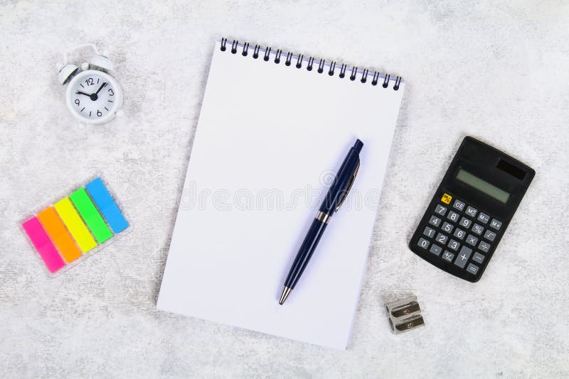 Explicar, conceito financeiro, horizontalmente configuração ou vista superior da pena preta, calculadora com o bloco de notas bra imagens de stock Explicar, conceito financeiro, horizontalmente configuração ou vista superior da pena preta, calculadora com o bloco de notas bra imagens de stock