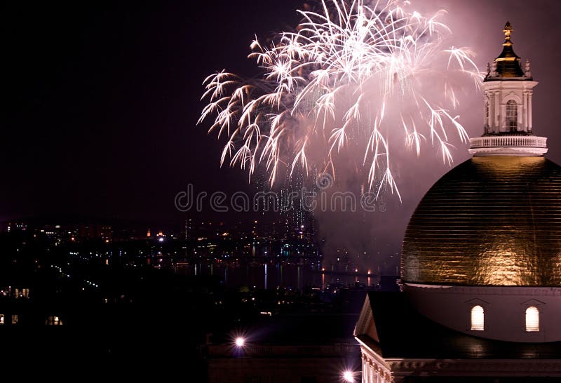 exploderande fyrverkerier royaltyfria bilder exploderande fyrverkerier royaltyfria bilder