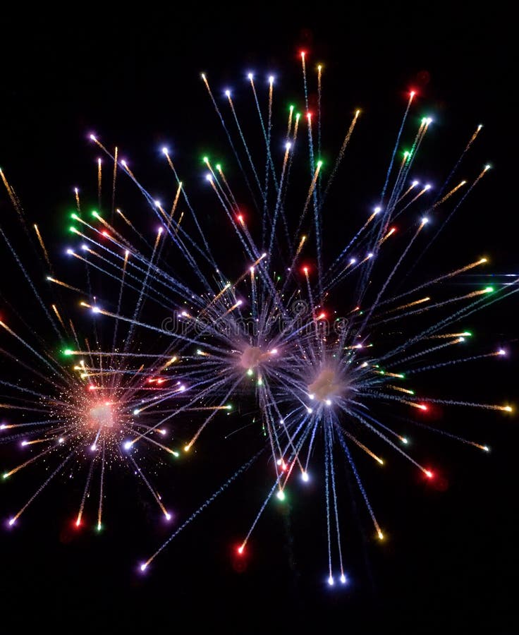 Explodierende Feuerwerke lizenzfreie stockfotos