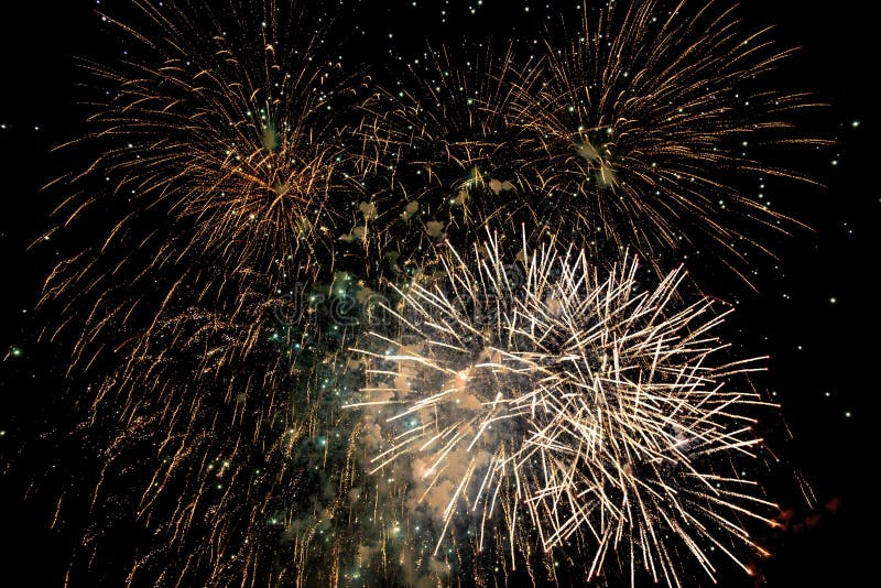 Explodierende Feuerwerke gegen einen nächtlichen Himmel lizenzfreie stockfotografie