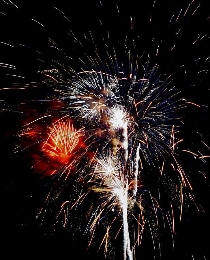 Explodierende Feuerwerke im nächtlichen Himmel lizenzfreie stockfotos