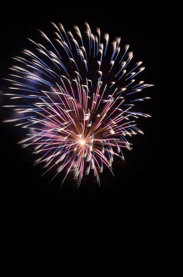 Explodierende Feuerwerke im nächtlichen Himmel stockfoto