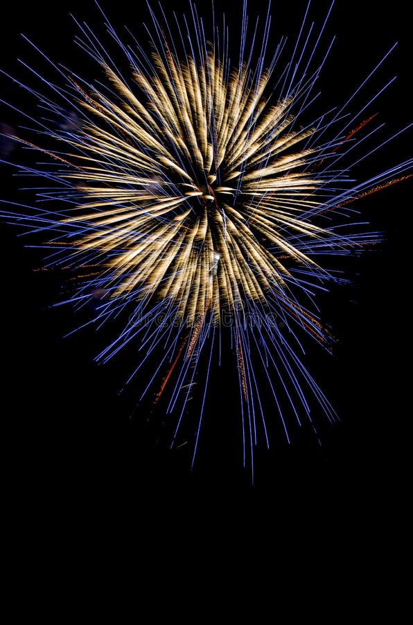 Explodierende Feuerwerke im nächtlichen Himmel stockfotos