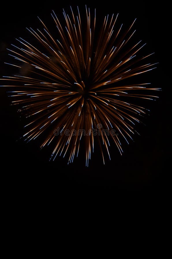 Explodierende Feuerwerke im nächtlichen Himmel lizenzfreie stockbilder