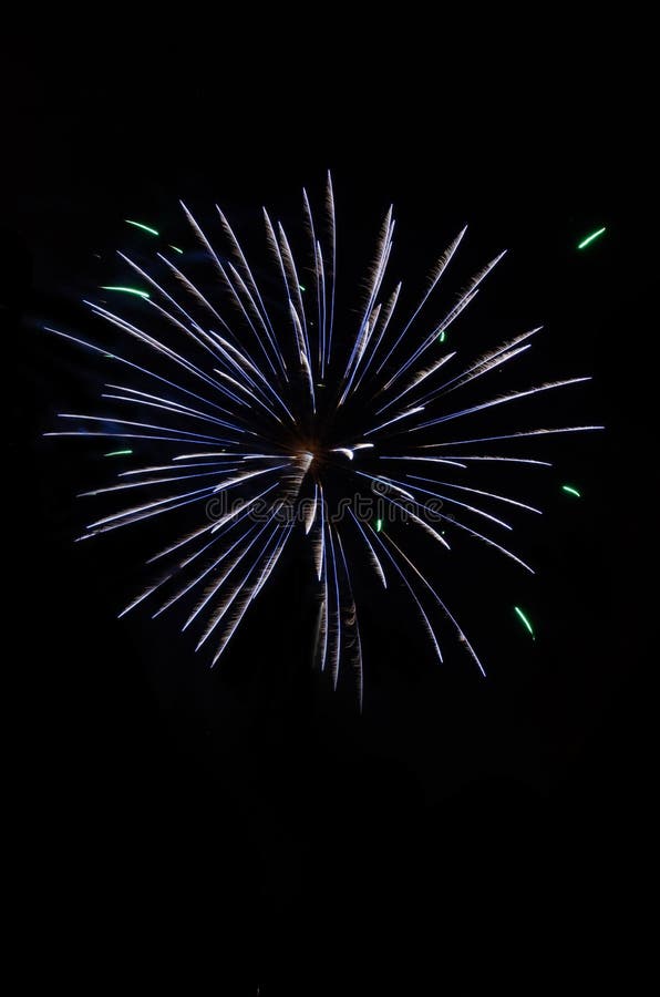Explodierende Feuerwerke im nächtlichen Himmel lizenzfreie stockbilder