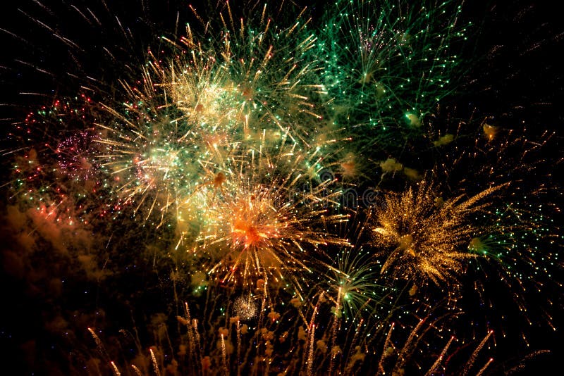 Explodierendes Feuerwerk gegen einen Nachthimmel stockfotos
