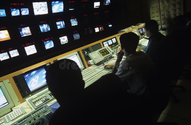 Exploitanten in Centrale Controlekamer bij Televisiepost royalty-vrije stock afbeelding Exploitanten in Centrale Controlekamer bij Televisiepost royalty-vrije stock afbeelding