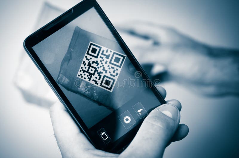 Exploración con el smartphone del código del qr fotografía de archivo libre de regalías Exploración con el smartphone del código del qr fotografía de archivo libre de regalías
