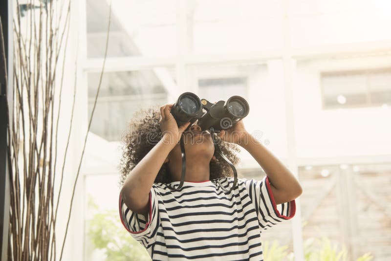 Explorador ativo bonito do olhar da criança com telescópio imagens de stock Explorador ativo bonito do olhar da criança com telescópio imagens de stock