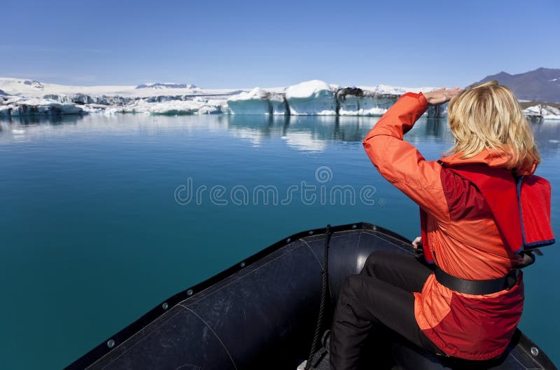 Explorador da mulher no campo do iceberg, Islândia