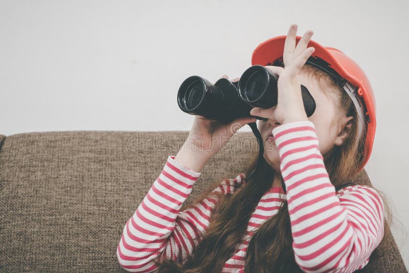 Explorador de la niña que mira a través de los prismáticos fotografía de archivo libre de regalías Explorador de la niña que mira a través de los prismáticos fotografía de archivo libre de regalías