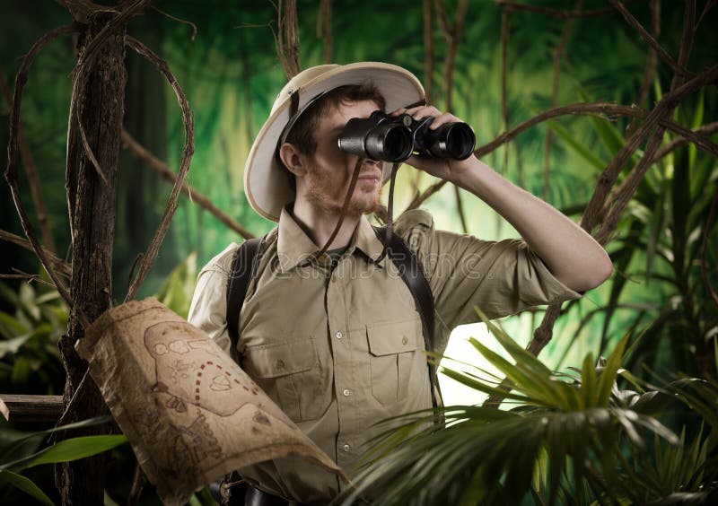Explorador na selva com binóculos