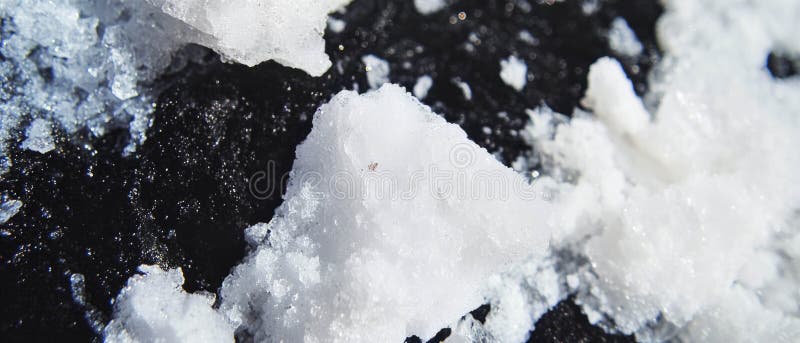 Explorarea interacțiunii captivante a cernelii negre și a sării pe hârtie albă cu texturi cristaline stock illustration