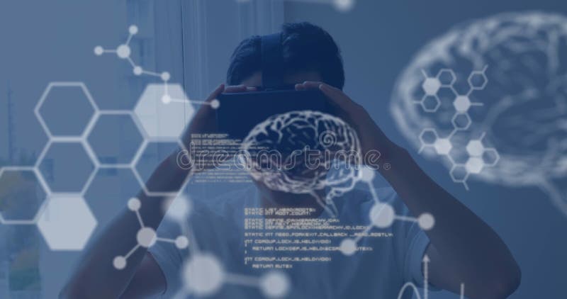 Explorarea persoanei realității virtuale folosind căști VR cu suprapunere grafică digitală a creierului stock photos
