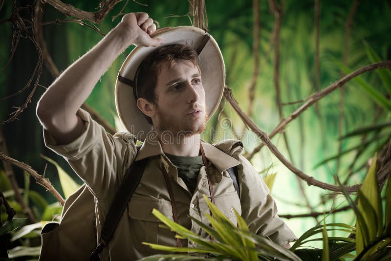 Explorateur épuisé dans la jungle photographie stock Explorateur épuisé dans la jungle photographie stock