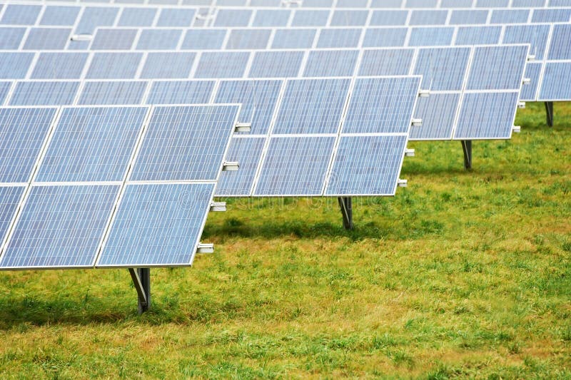 Exploração agrícola de energia da ecologia com campo da bateria do painel solar
