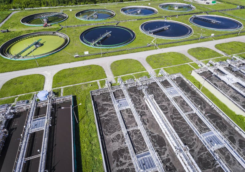 Exploração agrícola de água de esgoto Foto aérea estática que olha para baixo no clarifyin fotografia de stock Exploração agrícola de água de esgoto Foto aérea estática que olha para baixo no clarifyin fotografia de stock