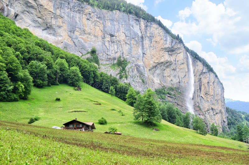 Exploração agrícola rural suíça em Lauterbrunnen fotografia de stock royalty free Exploração agrícola rural suíça em Lauterbrunnen fotografia de stock royalty free