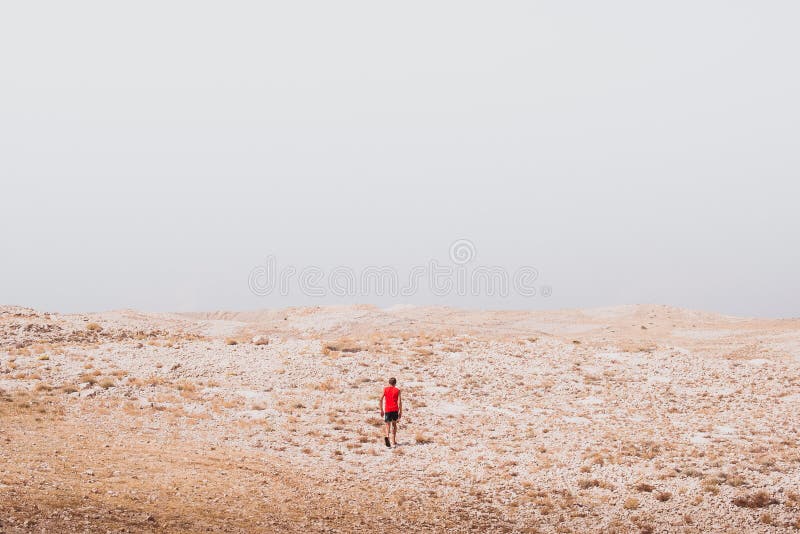 Exploração - passeio humano só em conceitos de uma liberdade rochosa do deserto e do estilo de vida e do esporte da aventura fotos de stock royalty free Exploração - passeio humano só em conceitos de uma liberdade rochosa do deserto e do estilo de vida e do esporte da aventura fotos de stock royalty free