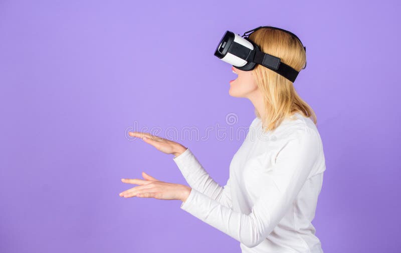 Explore la realidad virtual Dispositivo de Digitaces y oportunidades modernas Fondo de la violeta de la exhibición montada princi foto de archivo libre de regalías Explore la realidad virtual Dispositivo de Digitaces y oportunidades modernas Fondo de la violeta de la exhibición montada princi foto de archivo libre de regalías