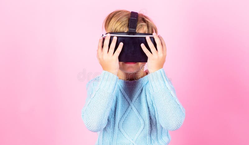 Explore a realidade alternativa Espaço do Cyber e jogo virtual Tecnologia do futuro da realidade virtual Descubra a realidade vir fotos de stock royalty free Explore a realidade alternativa Espaço do Cyber e jogo virtual Tecnologia do futuro da realidade virtual Descubra a realidade vir fotos de stock royalty free