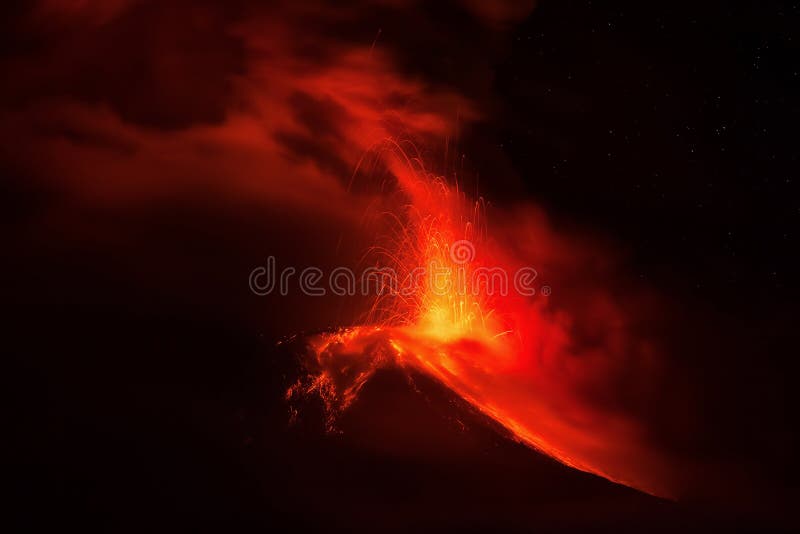 Fuerte explosión de volcán por la noche, 2016,.