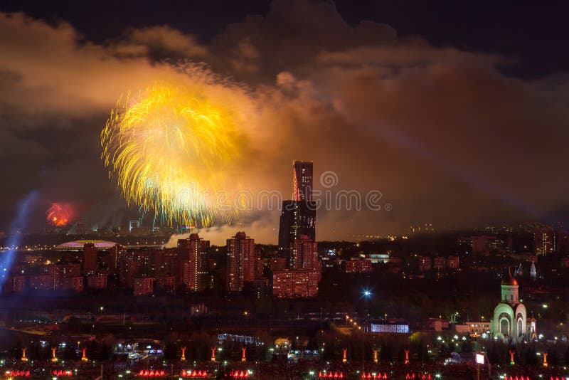 Explosiones brillantes de los fuegos artificiales en cielo nocturno en Moscú, Rusia fotografía de archivo libre de regalías Explosiones brillantes de los fuegos artificiales en cielo nocturno en Moscú, Rusia fotografía de archivo libre de regalías