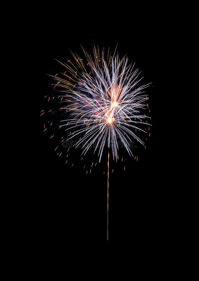Explosión colorida de los fuegos artificiales en el cielo negro. Los fuegos artificiales estallados coloridos muestran, aislado en fondo negro